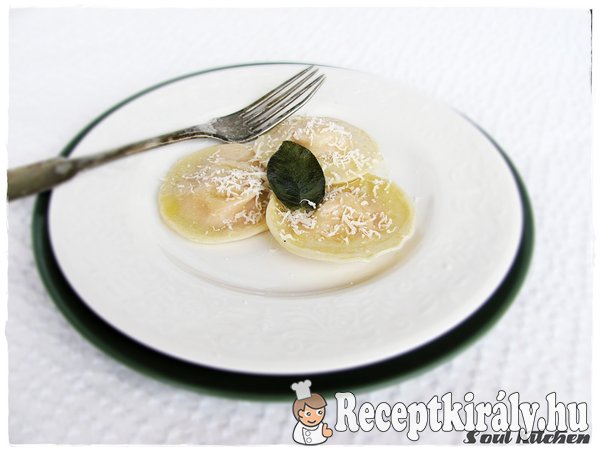 Sütőtökös ravioli zsályás vajjal